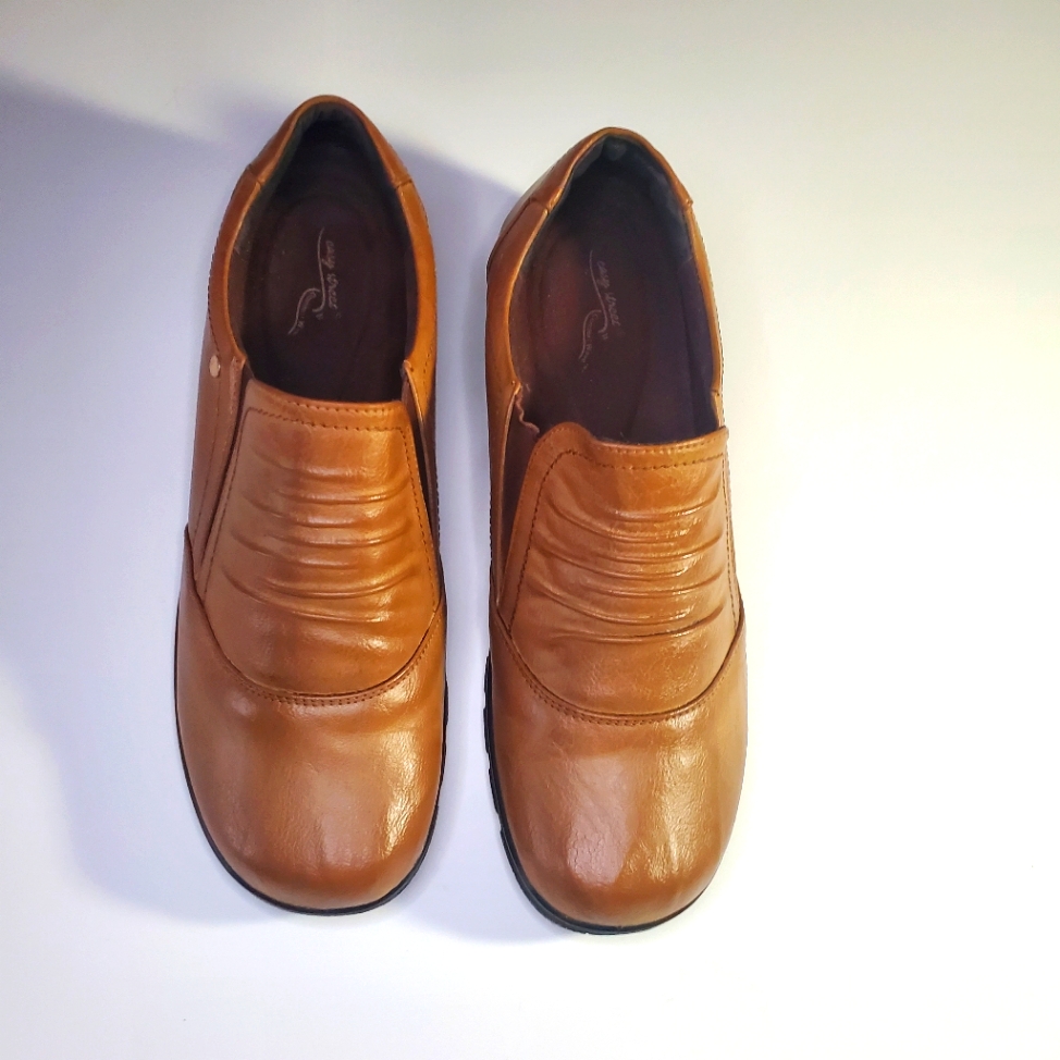 Easy Street Womens Ultimate Slip-On Shoe Leather